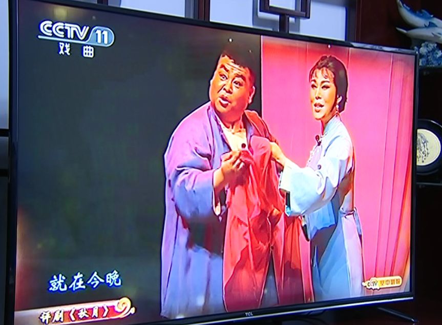 县城居民尹天武和老伴李艳云准时坐到了电视机前.