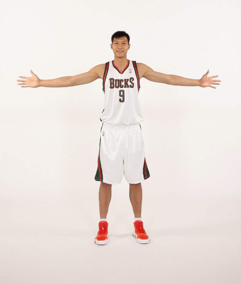 的,手臂展开(臂展)一般会接近或略大于身高,篮球运动员的臂展就很惊人