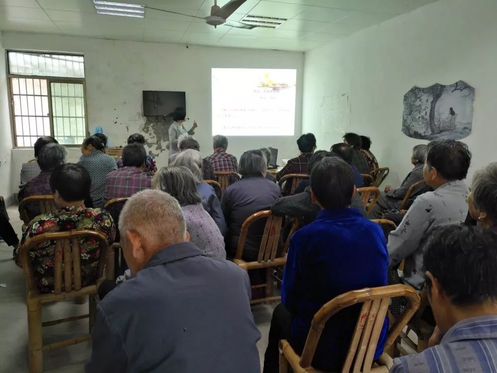 九龙湖镇举办情暖夕阳老年人身心健康讲座