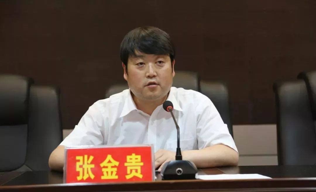 干"干部宣讲会上,候村煤矿矿长张金贵带领200余名职工进行安全宣誓