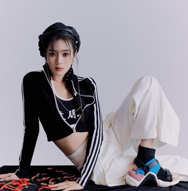 剧中她是沈月闺蜜,今穿露脐装配阔腿裤,戴黑色贝雷帽气场十足_王梓薇