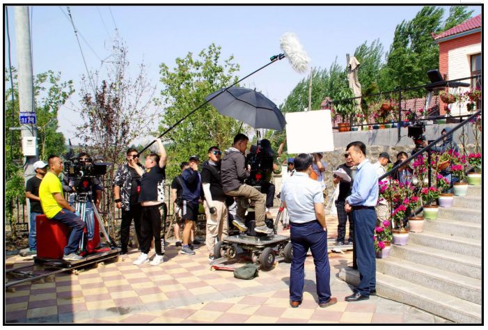 剧组正在户外拍摄一场前后两任领导班子的"对手戏",前任村主任梁广发