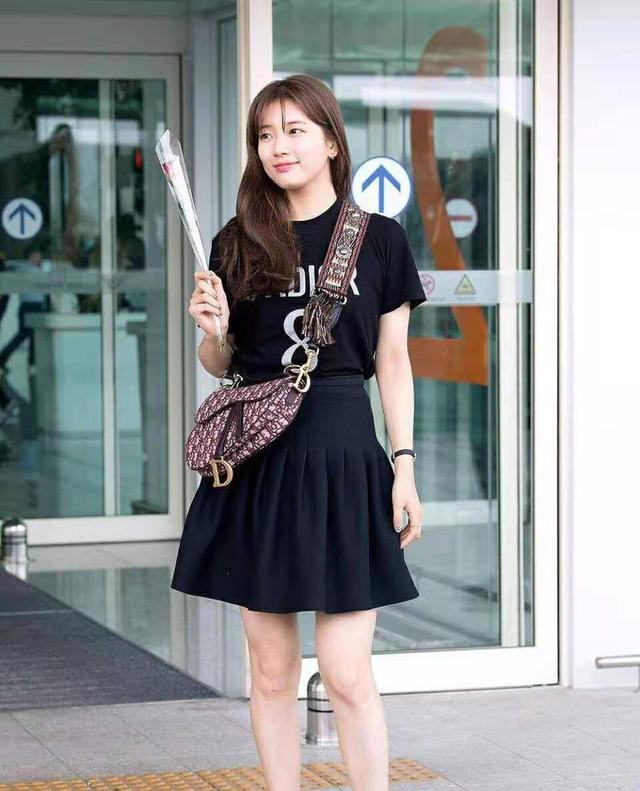 原创裴秀智又胖了t恤和百褶裙的显瘦搭配依旧挡不住脸上的肉