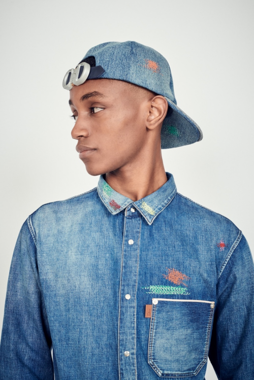 零一九夏季男装系列皮具配饰新作由艺术家kaws新颖诠释迪奥小蜜蜂标志