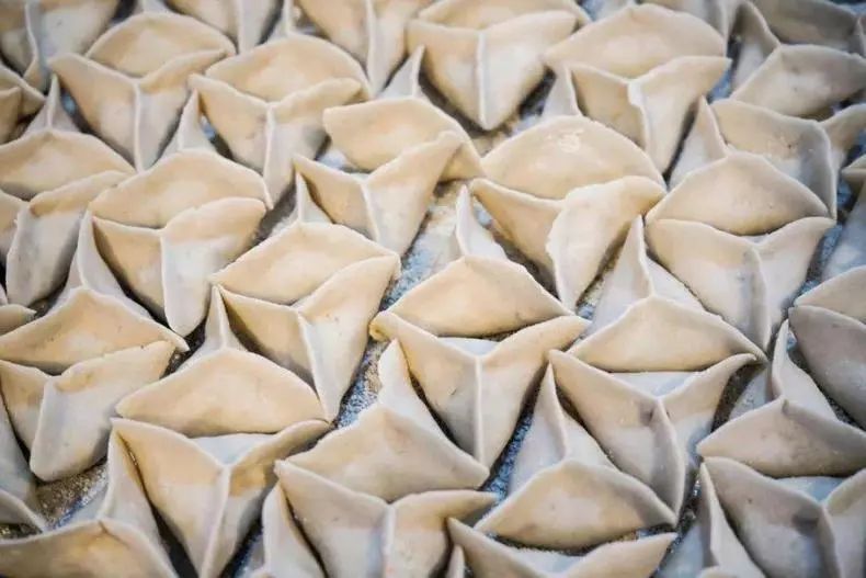 山粉饺以盘菜,碎肉,冬笋,豆腐,虾皮,香菇等作馅,包成三角形(或