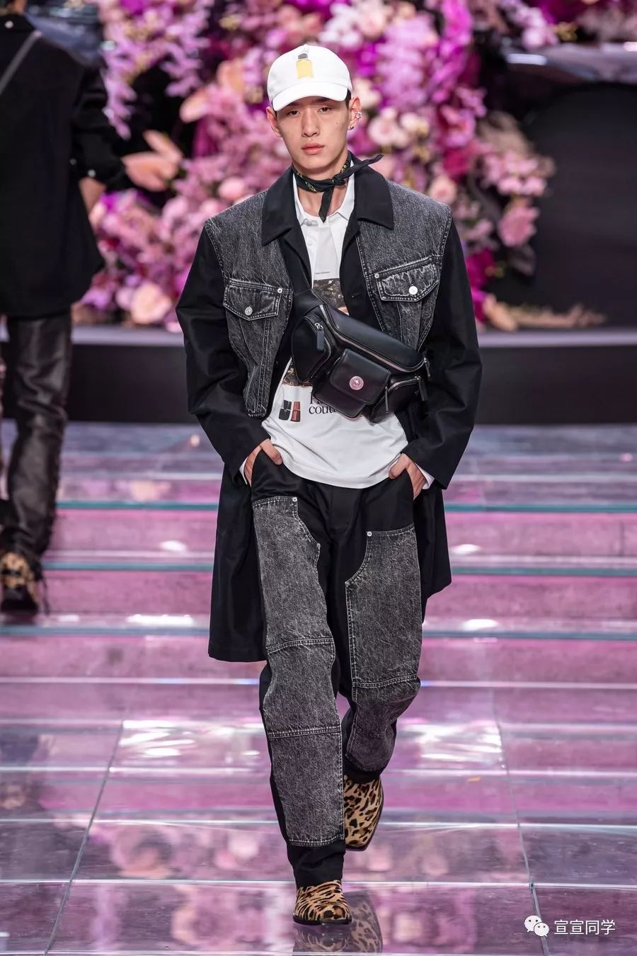 versace范思哲2020春夏大秀刘雯走男装秀