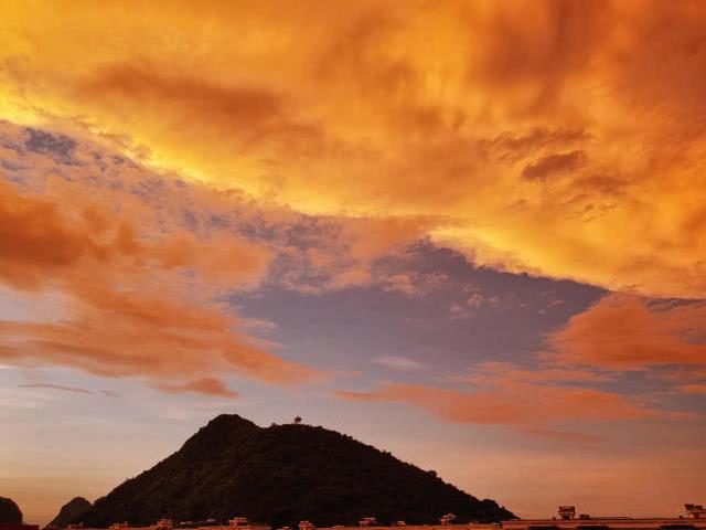暴雨后桂林出现黄金云整座城市都变成金黄色