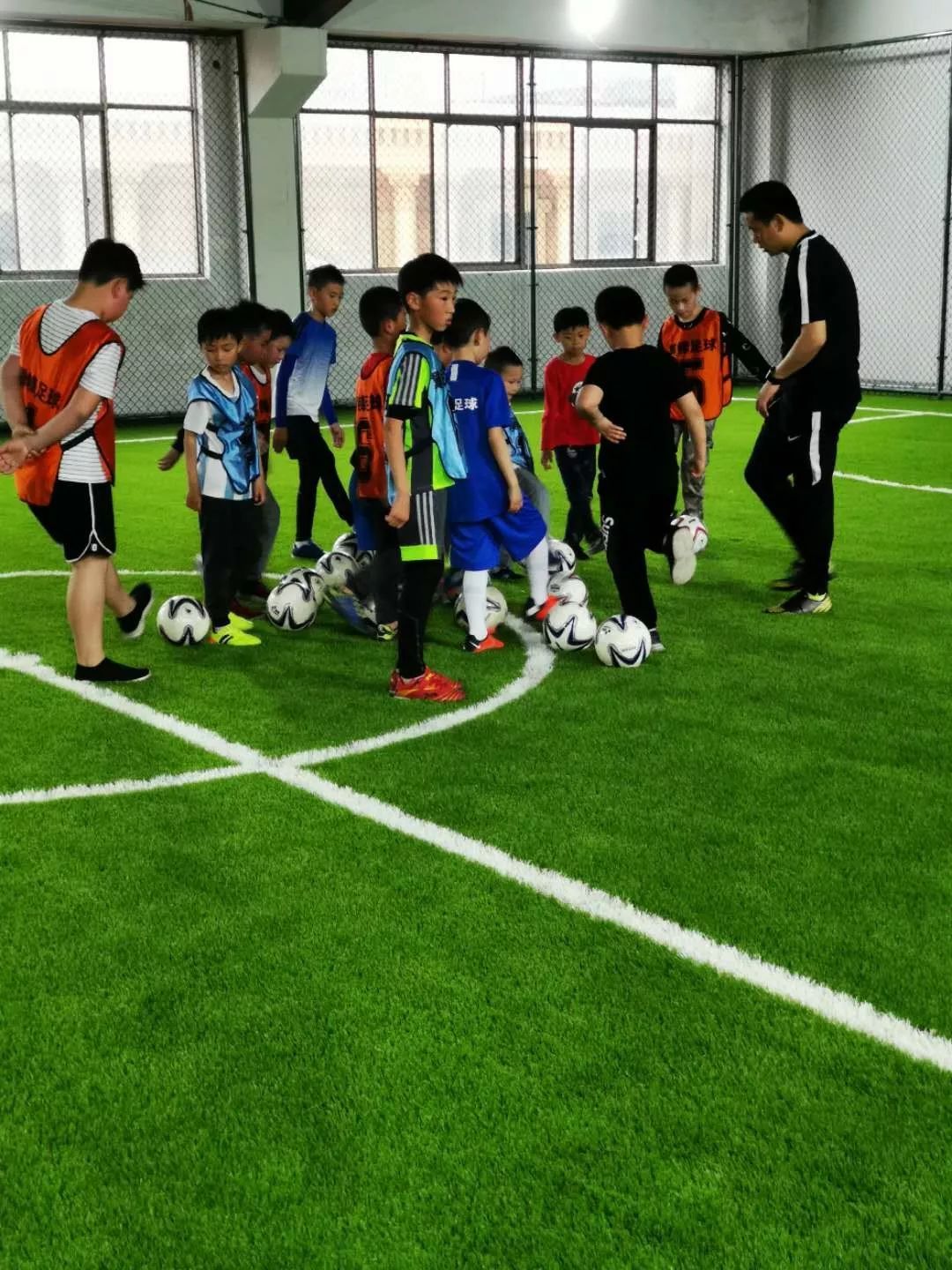海安微教育来吧这个暑假我在室内足球场踢球啦