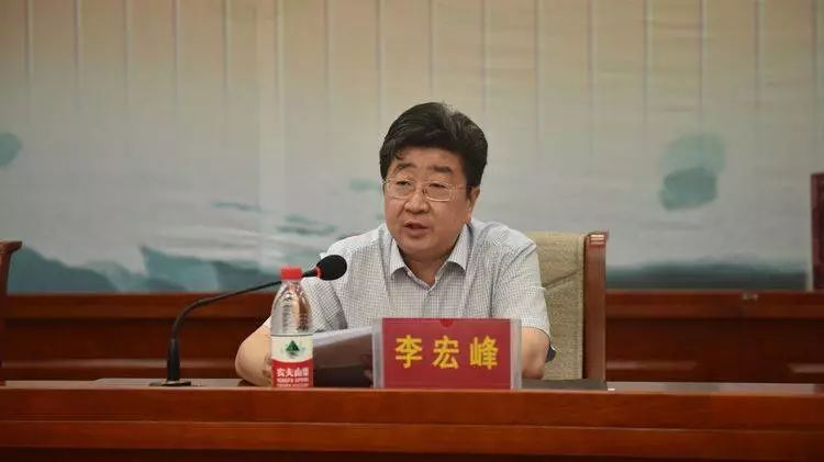 市委政法委副书记,市扫黑办常务副主任李宏峰同志从提高认识,依法打击