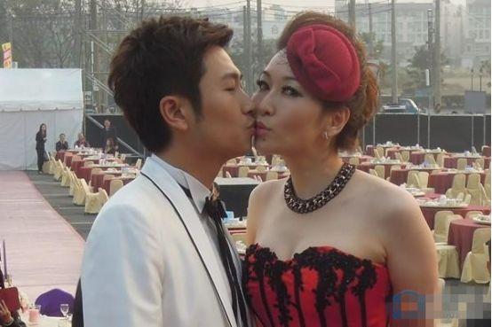 王国赞比张秀卿小了12岁,是典型的富二代,两人之间无论年龄还是家世都