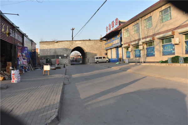 1945年8月,抗日战争胜利,任丘县委县政府为繁荣经济,建立鄚州市.