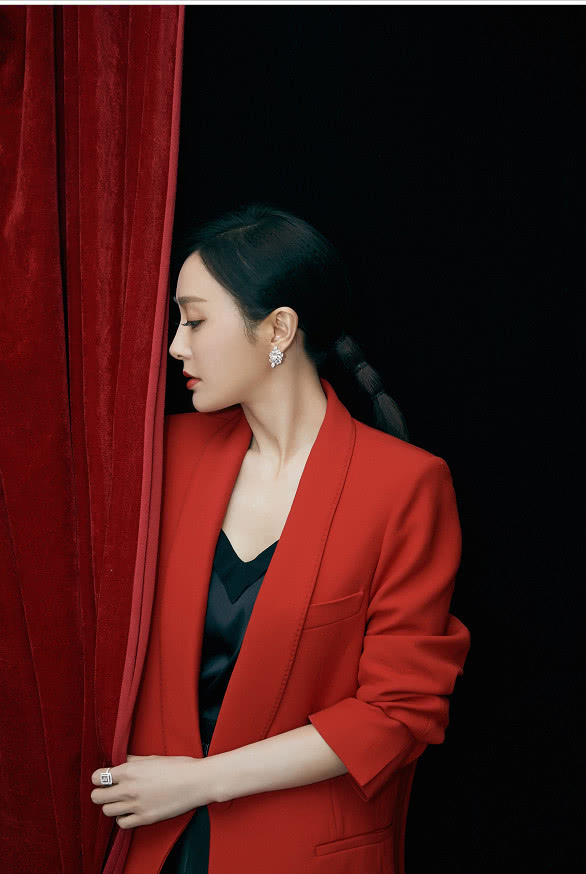 原创秦岚身着大气中国红西装出席活动 扎低马尾葫芦辫俏皮又清新活力