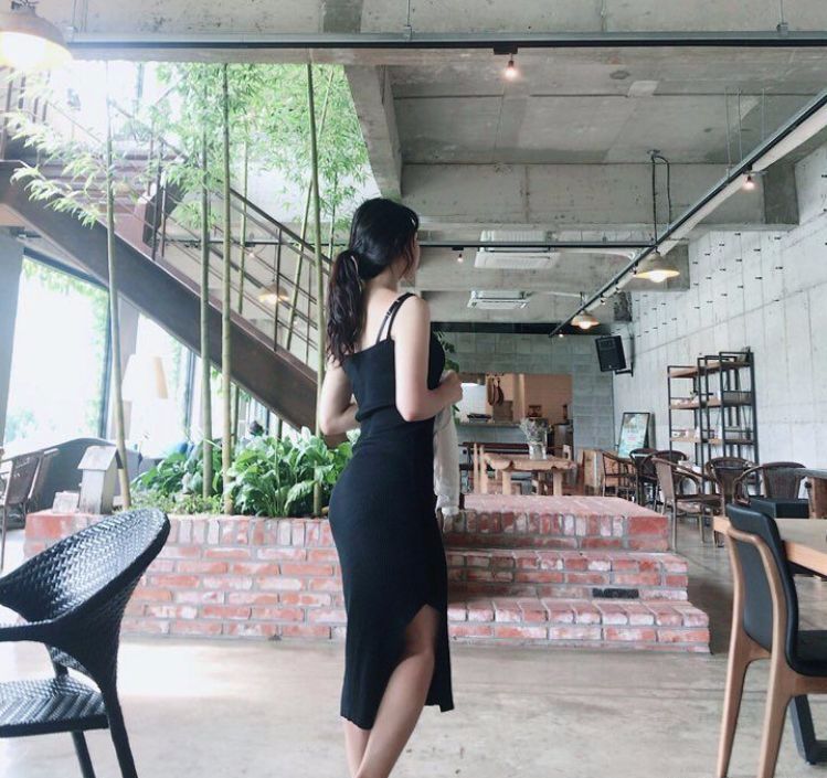 前凸后翘的身材都够迷人即使光看背影而运动自拍照是这样的性感还带有