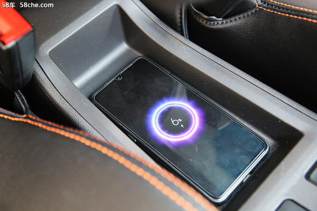 新车在中央扶手箱位置专门设计的手机无线充电面板,可支持iq协议无线