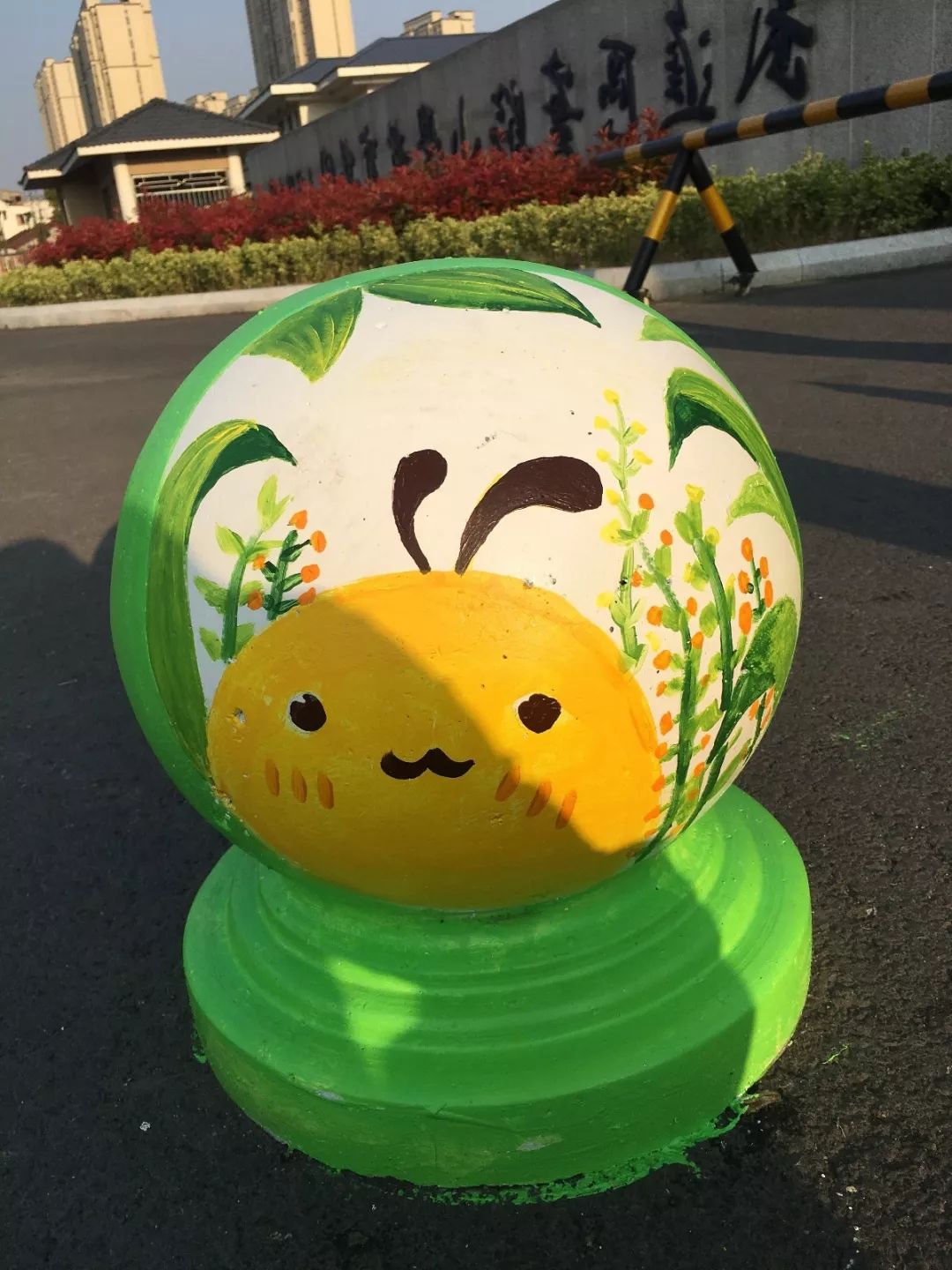 将校门口的二十四个石墩带领画艺精湛的孩子们手持画笔,席地而坐,人小