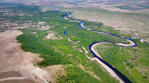 包含有特别大范围的冲积平原,并在此形成了一个三角洲,它位于根河