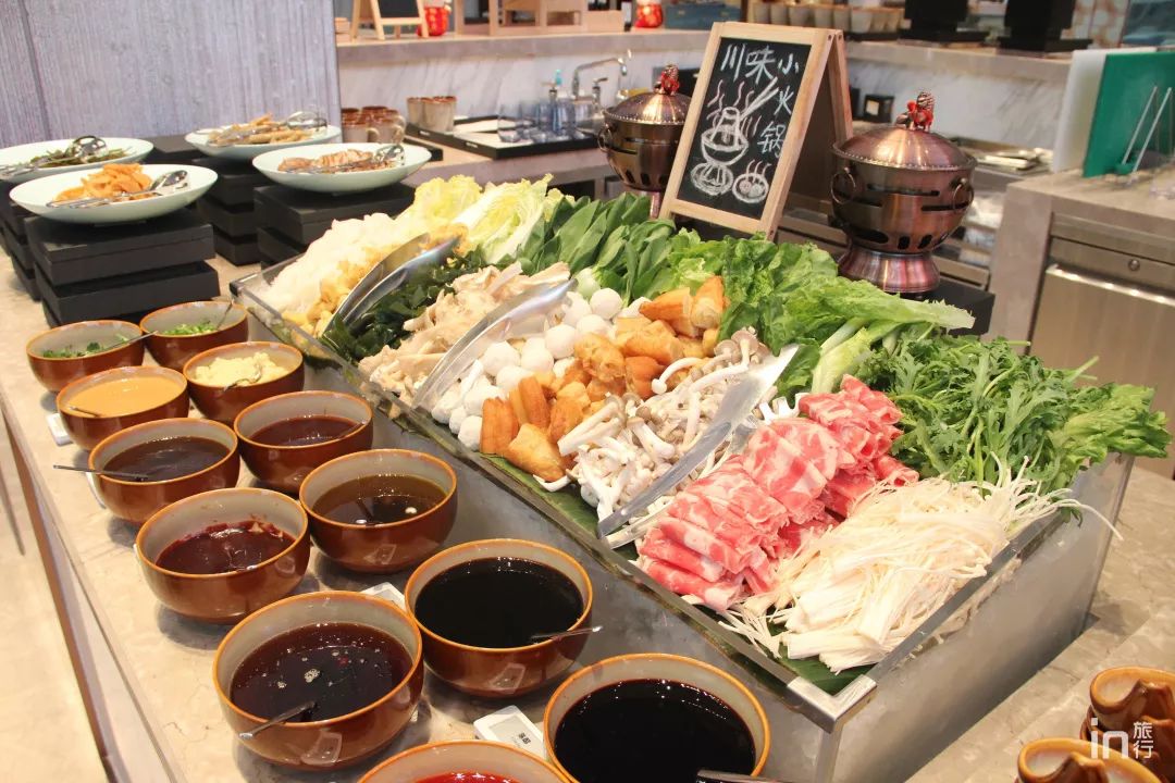 中餐厅在酒店的一层,也可以吃到大厨们精心准备的美食.
