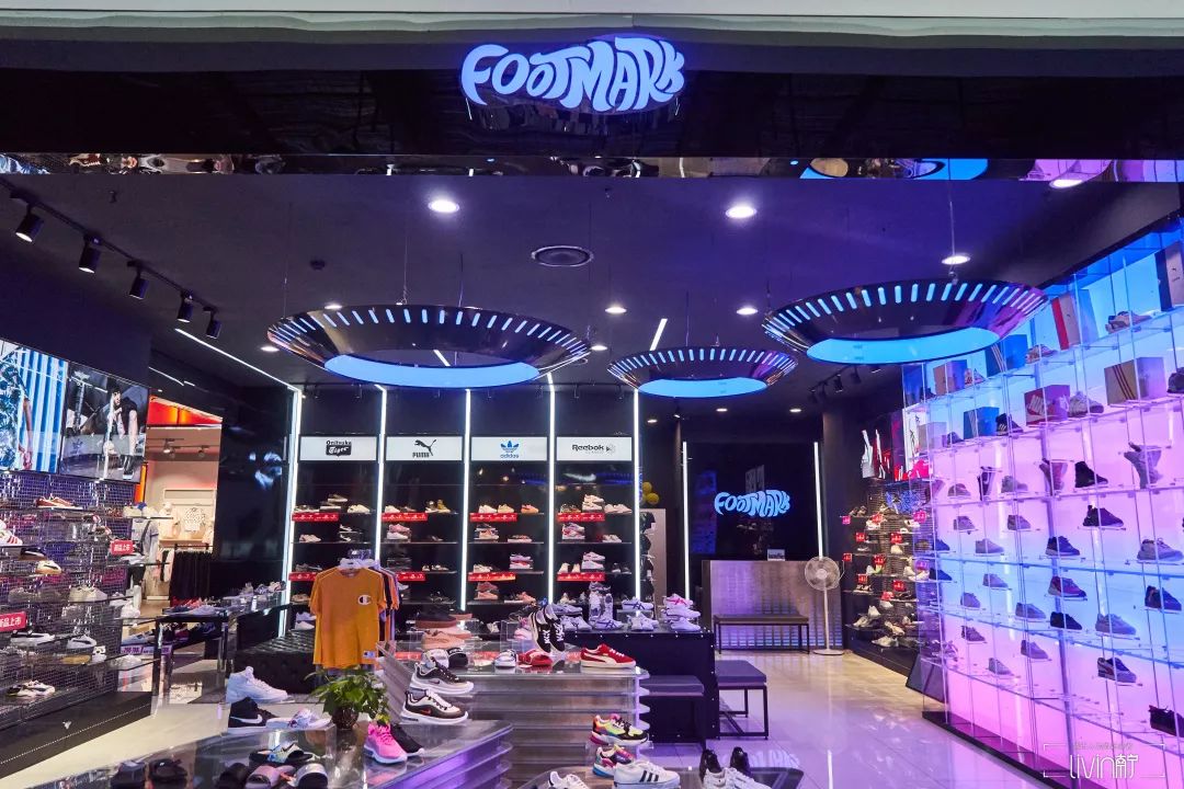 孚马a馆1f潮酷运动##暑期款7折经典纹理设计将耐磨防刮贯彻到底