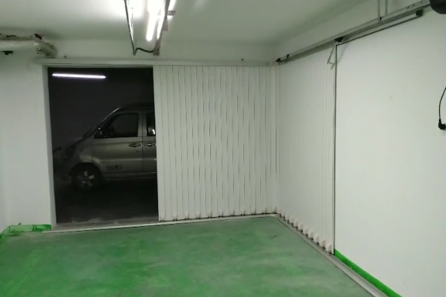 侧滑式电动车库门