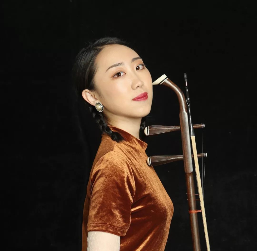 李雨晴,八岁开始学习二胡,2008年考入沈阳音乐学院附中,师从邹菲老师