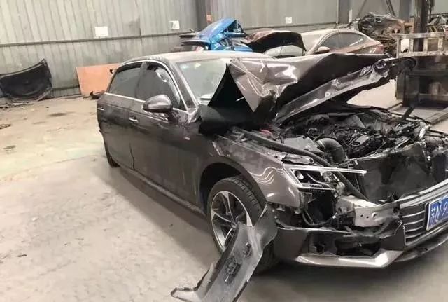 2017年奥迪a4l车尾遭重击据说做拆车件还能值点钱