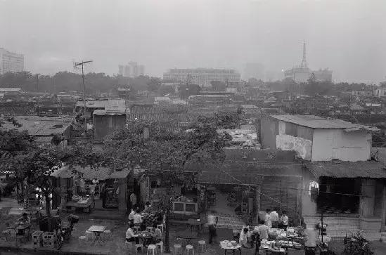 深圳市民排隊在國營園嶺糧店前1984年,蛇口三洋電子有限公司車間1983