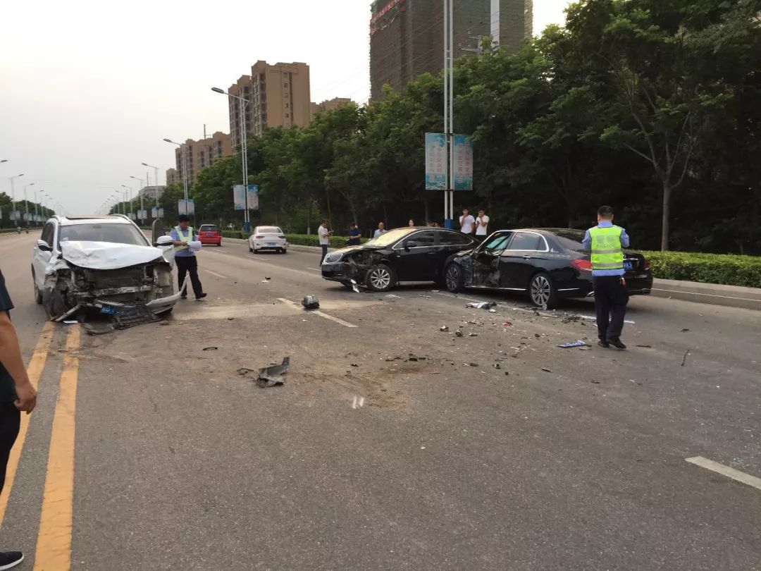 夏邑南区又发生一起车祸,三车相撞,伤者已被送往医院!