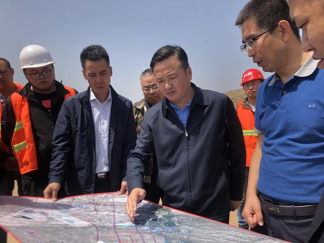 皋兰县县长杜宁让调研园区建设工作