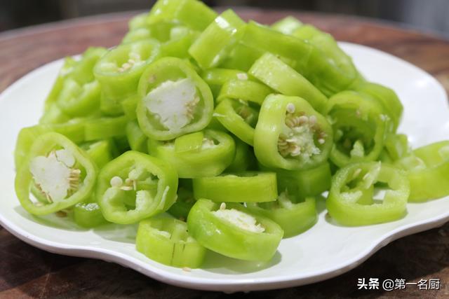 这才是面煎辣椒圈最好吃的家常做法香辣酥脆又下饭吃着真过瘾