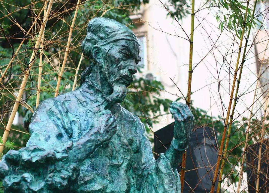 雁塔花坛锦簇,环境清幽还有"雁塔题名"的典故拍照元素:陕西电视塔在这