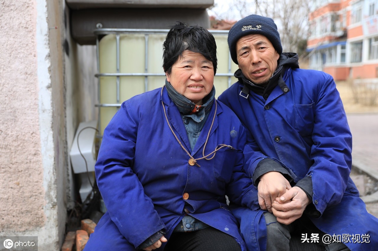 吉林残疾夫妻租车库修车,为了三个承诺宁愿白忙活,经常捡东西吃