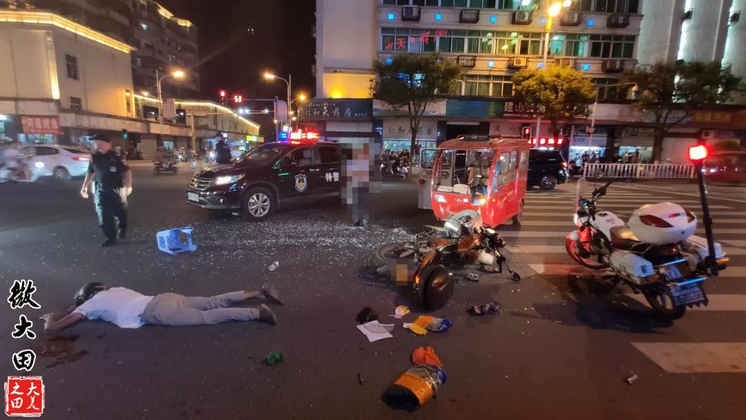 大田二市场红绿灯路口发生一起交通事故三轮车与摩托车