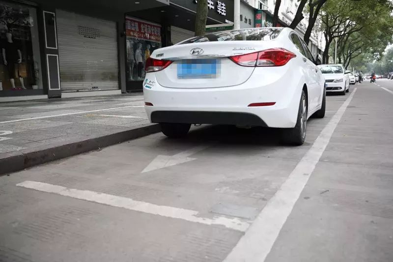 车头朝向不一逆向停车不仅影响交通秩序,妨碍其他车辆通行,而且还具有