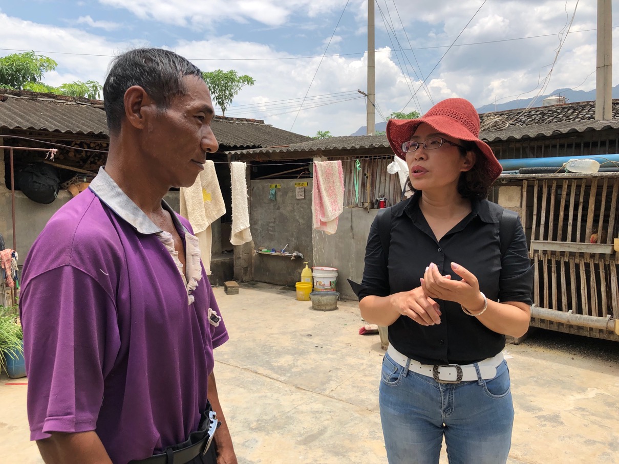 施甸县人民政府副县长张卉向民建保山市委及爱心企业的公益捐赠表示