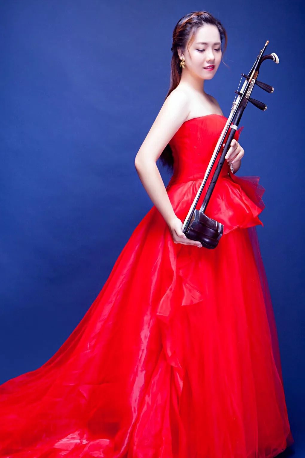 师从于红梅教授,2010年考入本校附中,2013年师从二胡演奏家邓建栋老师