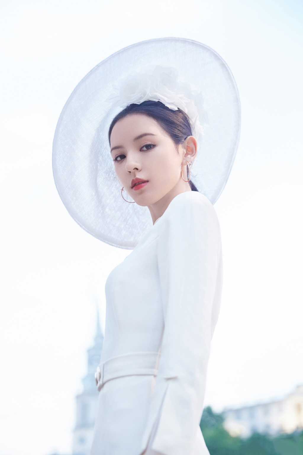 张予曦白色礼裙优雅迷人写真,网友:好似贵妇人