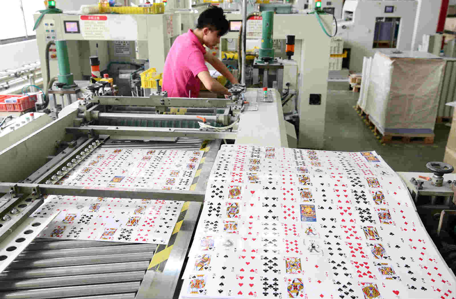 探访江苏启东扑克生产车间 看一副扑克牌的诞生之旅