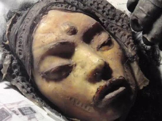 还有飞船残骸内的三眼女体人性外星人遗体,还包括了月球背面的史前