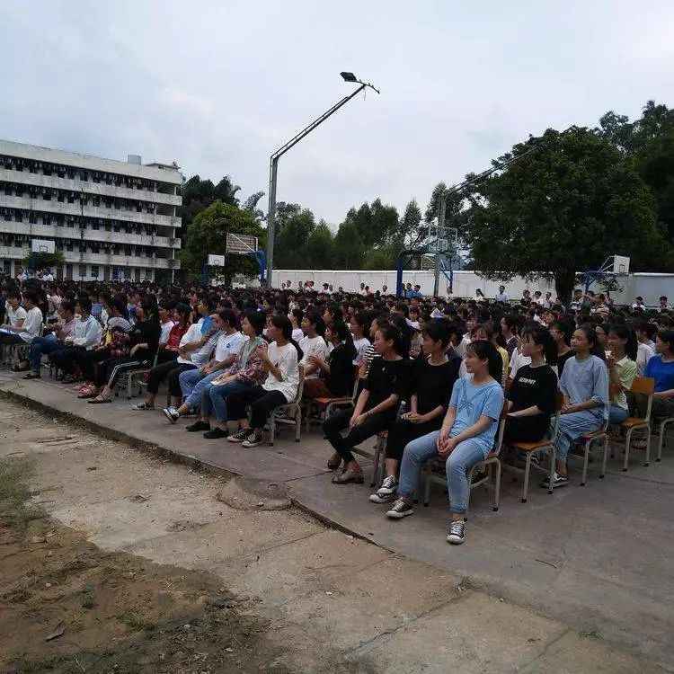 博白一场捐书活动竟然有数千人参加