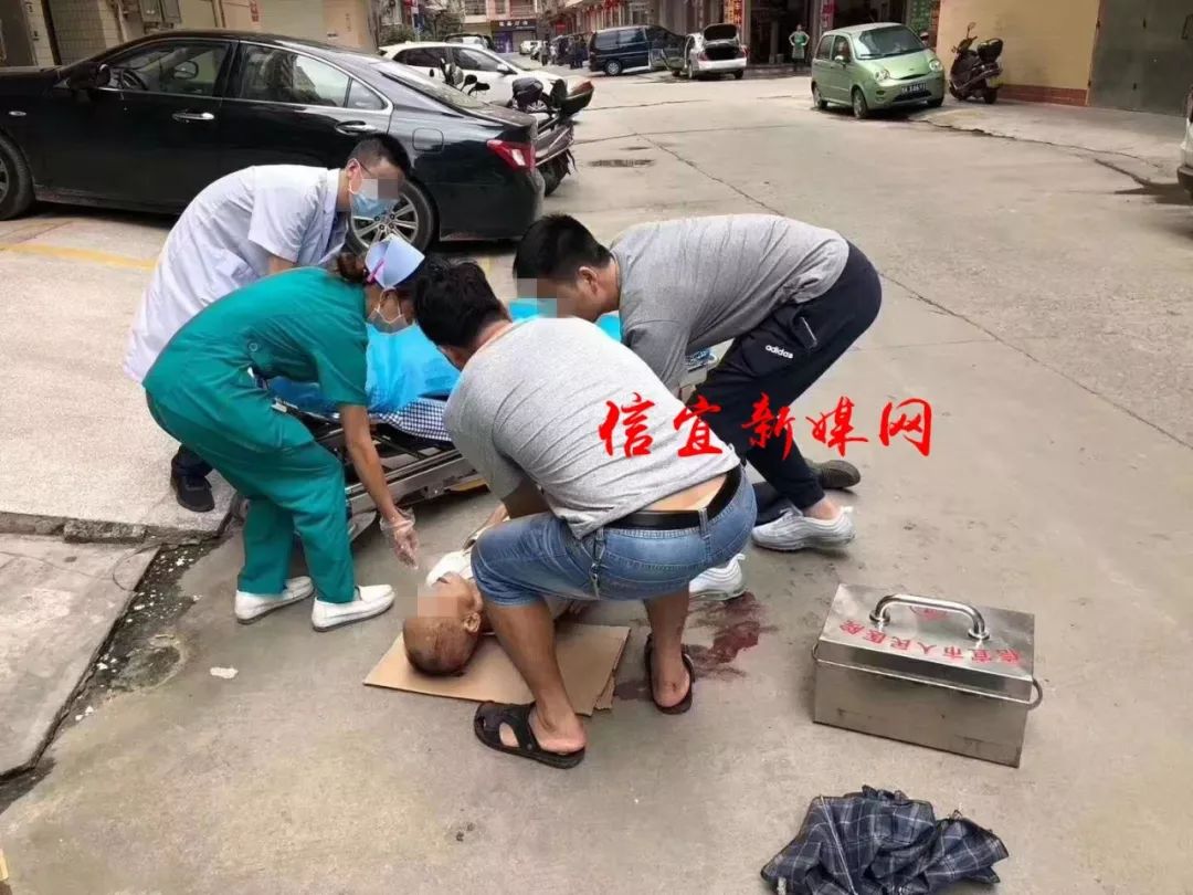 地上躺着一名头发稀少,身穿白衣的老人,为减少二次伤害,老人后脑被一