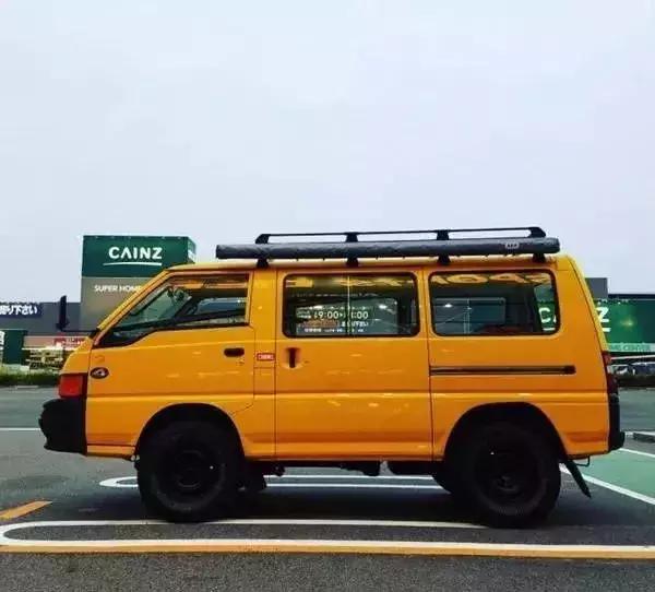 正如电影名一样,这辆面包车被改成了快餐车,三菱为这部电影提供了三十