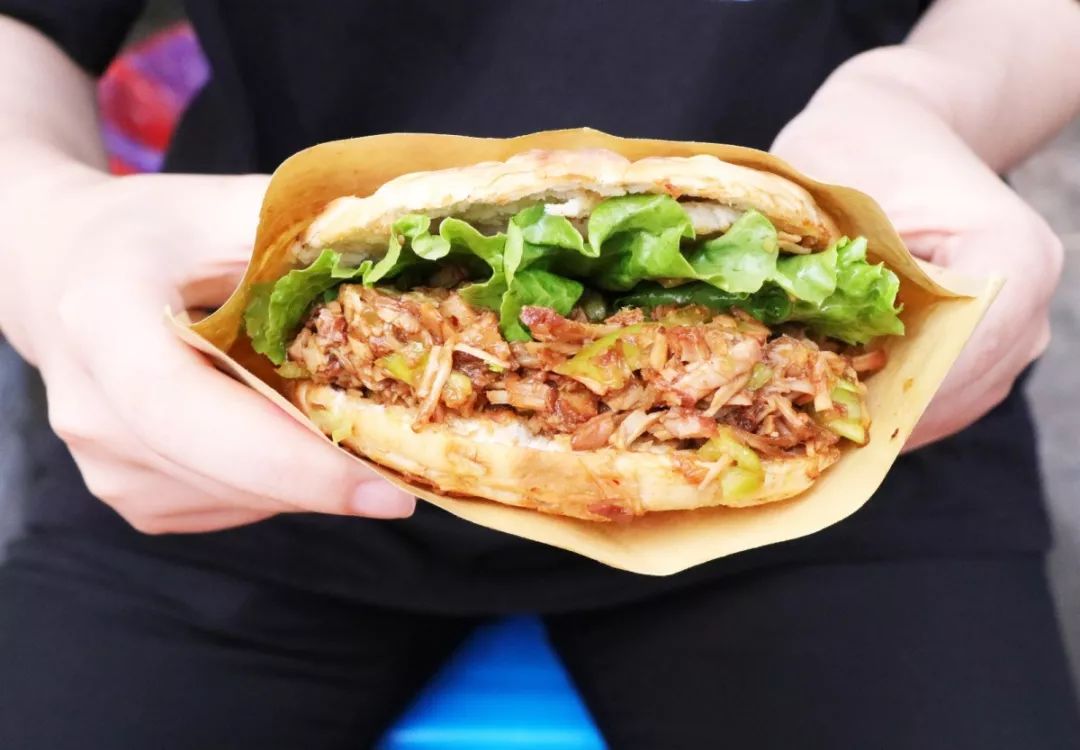 啊~张口好吃到停不下来光有肉夹馍是吃不过瘾的朱大姐这还有凉皮,凉面