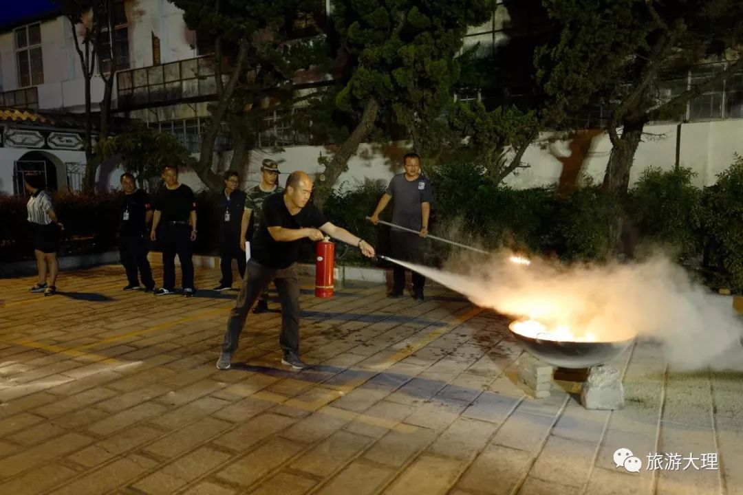 環保警示教育視頻觀看結束,隨即開始了今天的消防知識培訓,器材實操