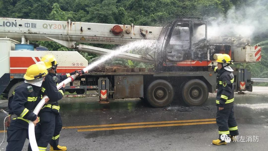 崇左市龙州往夏石方向上降路口一吊车行驶中着火,无人员被困