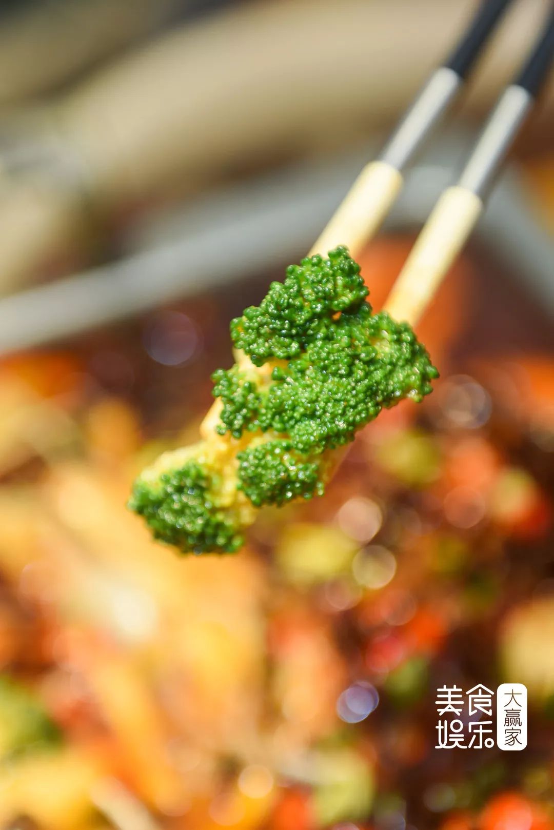 8元/份香辣四溢的钵钵鸡,里面包含无骨鸡爪,木耳,海带,西兰花