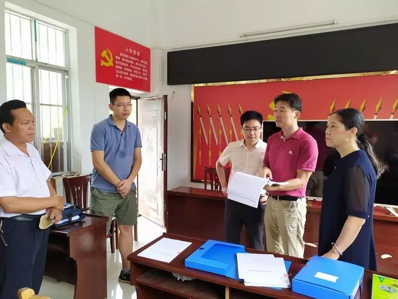 汪述斌书记查阅台账资料隆安县雁江镇地处右江两岸,江宽水急,且域内沟