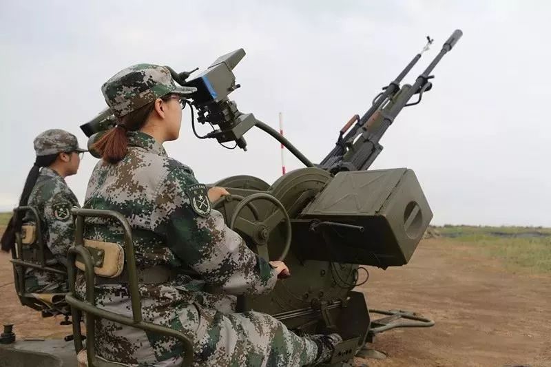 巾帼风采英姿飒爽娘子军天津市滨海新区大港女子民兵高炮连实弹射击
