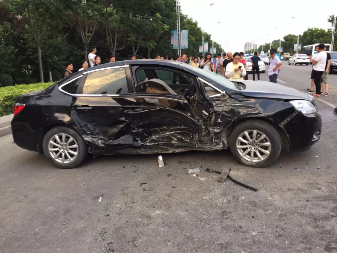昨日夏邑南区又发生一起车祸,三车相撞,伤者已被送往医院!