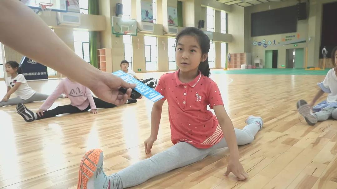 杭州小学二年级体育课居然要考劈叉家长们全懵了