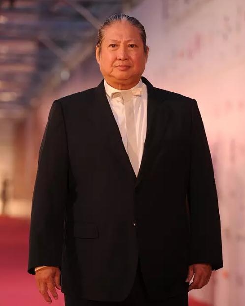 洪金宝坐轮椅依然坚持工作,老一代影星的敬业精神让人肃然起敬